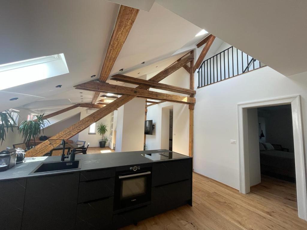 Split Rooftop Loft Экстерьер фото
